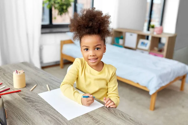 Disegno bambina con matite da colorare a casa — Foto Stock