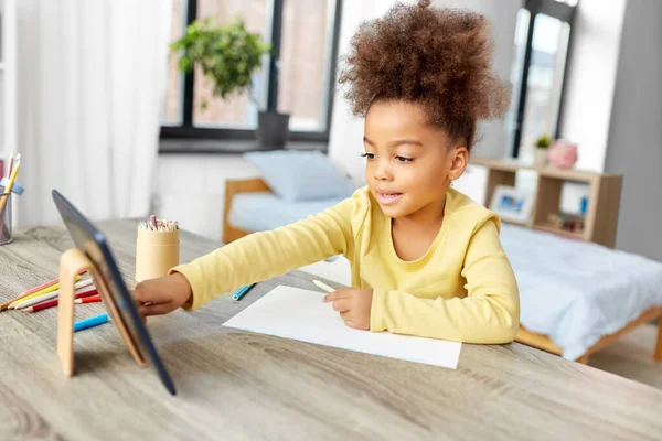 Kleines afrikanisches Mädchen mit Tablet-PC Zeichnung zu Hause — Stockfoto