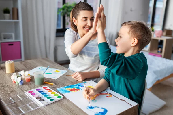 Mãe e filho com cores desenho em casa — Fotografia de Stock