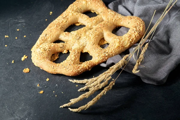 Close up of cheese bread on kitchen table — Stock Photo, Image