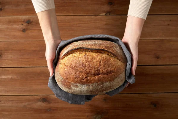Żeński piekarz z domowym chlebem w piekarni — Zdjęcie stockowe