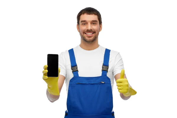Gelukkig mannelijk werknemer of schoner tonen smartphone — Stockfoto