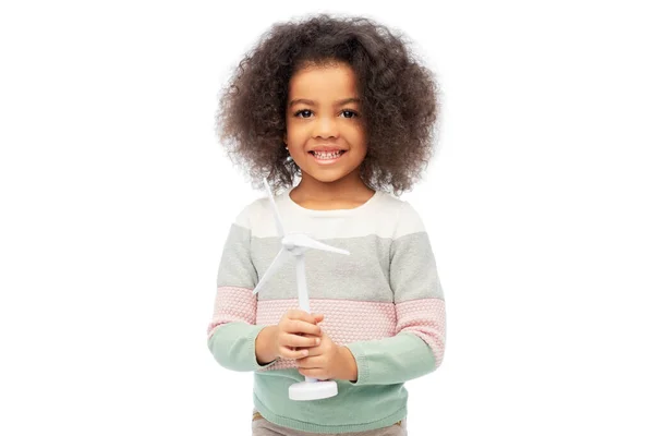 Щаслива афроамериканська дівчина з іграшковою вітровою турбіною — стокове фото