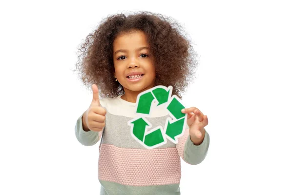 Chica afroamericana sosteniendo letrero de reciclaje verde — Foto de Stock