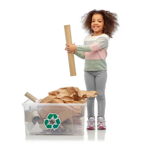 Sorrindo menina americana africana triagem de resíduos de papel — Fotografia de Stock