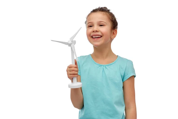 Ragazza sorridente con turbina eolica giocattolo — Foto Stock