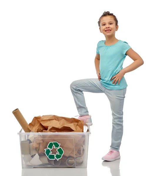 Chica sonriente clasificación de residuos de papel —  Fotos de Stock