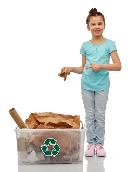 Uśmiechnięta dziewczyna sortowanie odpadów papieru — Zdjęcie stockowe