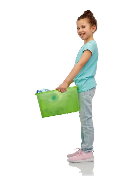 Sorrindo menina classificando resíduos de plástico — Fotografia de Stock