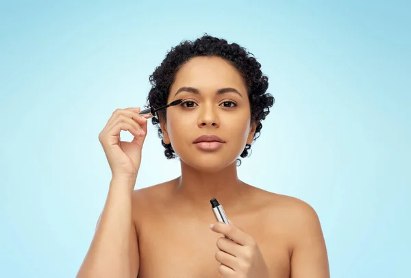 Schöne afrikanisch-amerikanische Frau Anwendung Mascara — Stockfoto