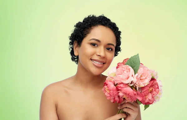 Porträt einer afrikanisch-amerikanischen Frau mit Blumen — Stockfoto