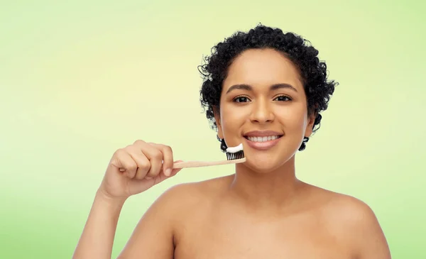 칫솔로 치아를 닦고 웃는 여자 — 스톡 사진