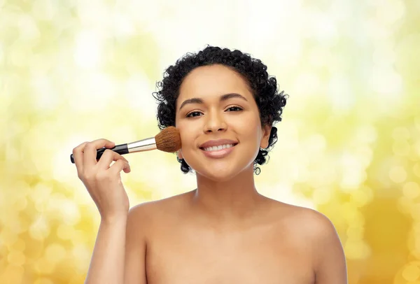 Vrouw met make-up borstel aanbrengen blush op gezicht — Stockfoto