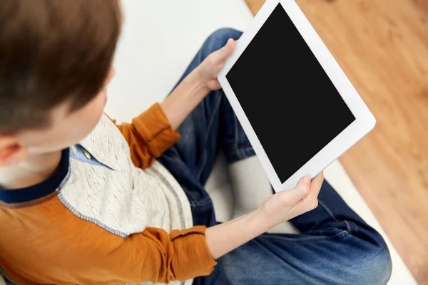Primer plano del niño con la computadora de la tableta PC en casa — Foto de Stock