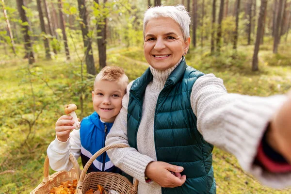 Nonna con nipote scattare selfie nella foresta — Foto Stock