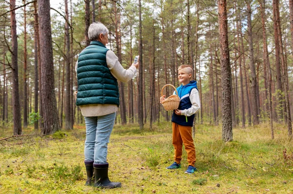 Nonna fotografare nipote con funghi — Foto Stock