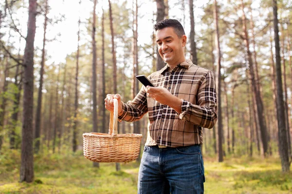 Man met smartphone om paddenstoel te identificeren — Stockfoto