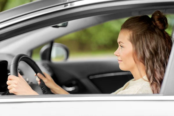 Conductor mujer o mujer conducir un coche en la ciudad — Foto de Stock