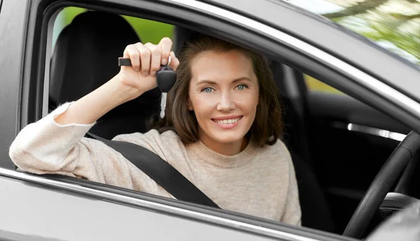 Mulher ou motorista feminino com chave de carro na cidade — Fotografia de Stock