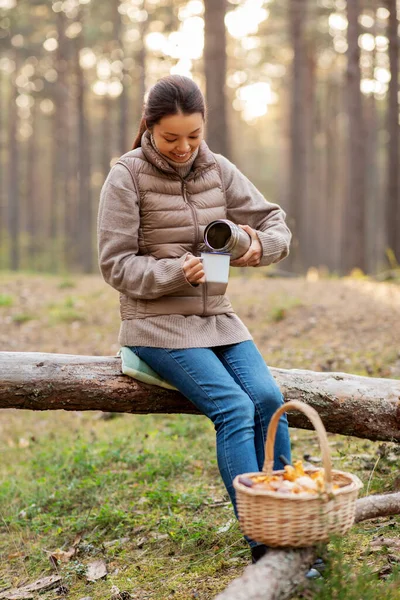森の中で魔法瓶を飲むアジア系女性 — ストック写真