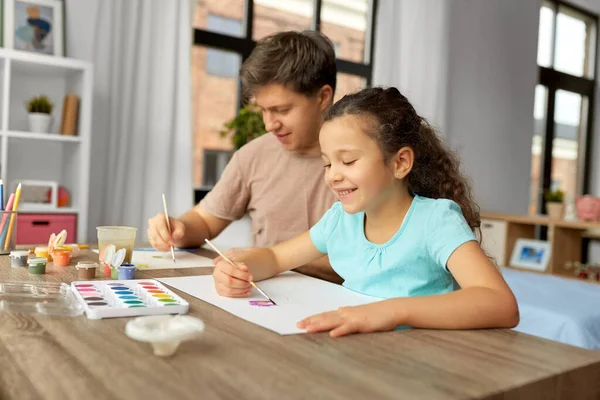 Pai feliz com pequena filha desenho em casa — Fotografia de Stock