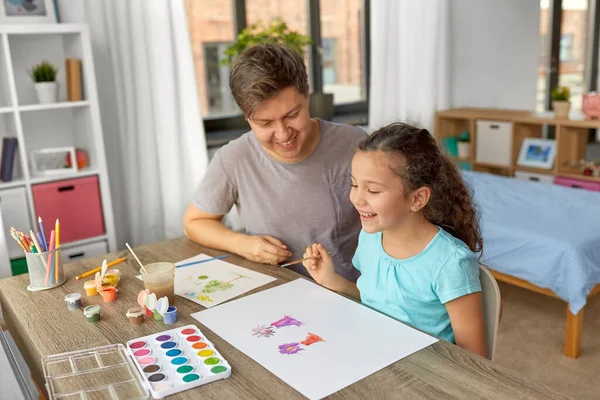 Lycklig far med liten dotter ritar hemma — Stockfoto