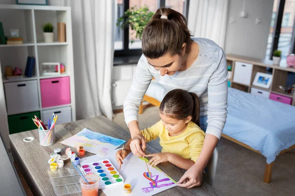 Mor med liten dotter ritning hemma — Stockfoto