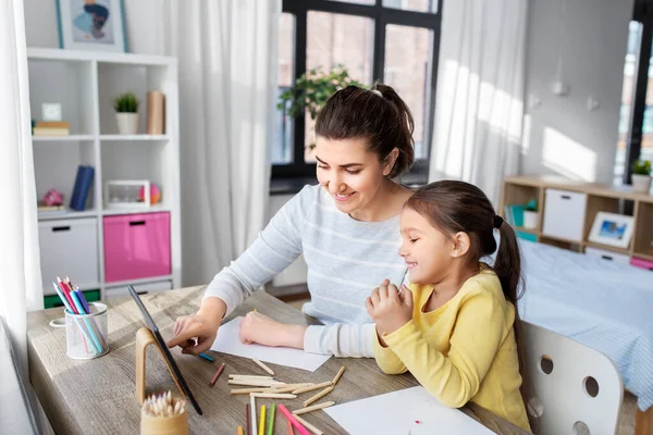 Madre e hija con tableta pc dibujo en casa —  Fotos de Stock