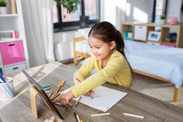 女の子は家で色鉛筆で絵を描き — ストック写真