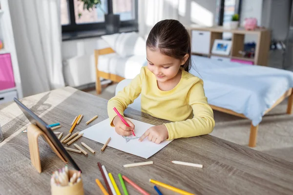 Liten flicka ritning med färgpennor hemma — Stockfoto