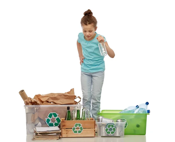 Šťastná dívka třídění papír, kov a plast odpad — Stock fotografie