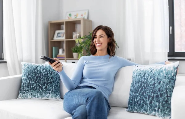 Mujer feliz viendo la televisión en casa —  Fotos de Stock