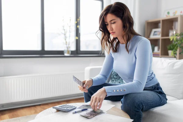 Mujer contando dinero en casa — Foto de Stock