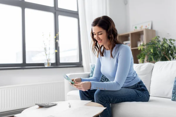 Donna felice contando i soldi a casa — Foto Stock