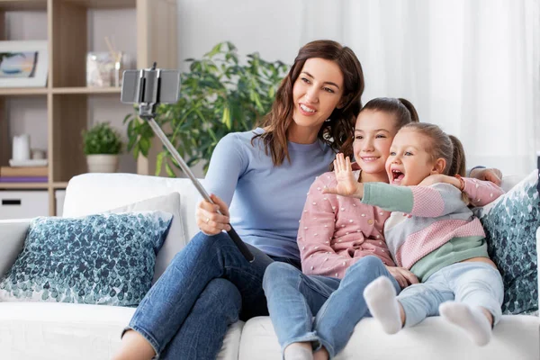 Família feliz tirando selfie por smartphone em casa — Fotografia de Stock