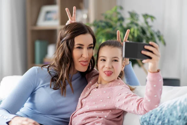 Gelukkig familie het nemen van selfie via smartphone thuis — Stockfoto