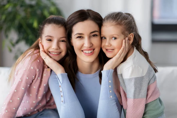 행복 한 미소를 짓는 어머니와 두 딸 이 집에 있는 모습 — 스톡 사진