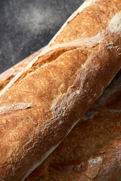 Nahaufnahme von Baguettebrot auf Küchentuch Stockbild