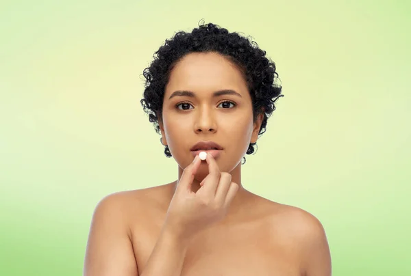 Portret van Afrikaanse Amerikaanse vrouw het nemen van pil — Stockfoto