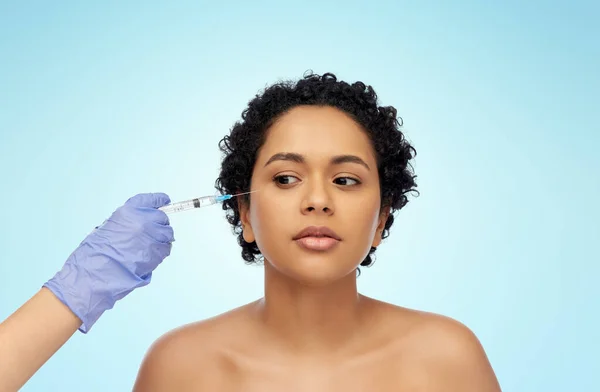 Obličej africké ženy a ruka s injekční stříkačkou — Stock fotografie