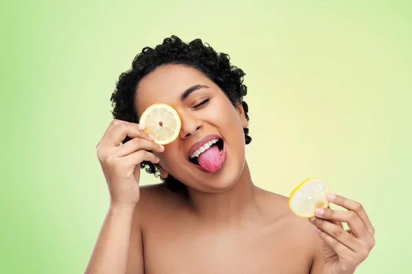 Afrikanische Amerikanerin macht Augenmaske aus Zitronen — Stockfoto