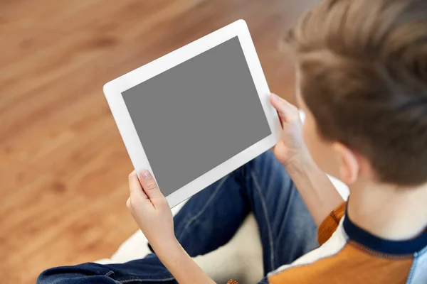 Close up de menino com tablet pc computador em casa — Fotografia de Stock