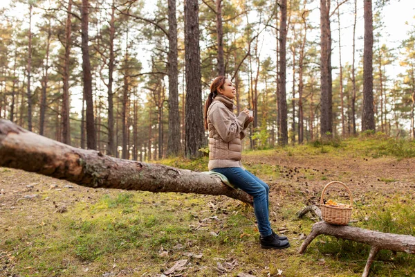 Ασιάτισσα με μανιτάρια πίνοντας τσάι στο δάσος — Φωτογραφία Αρχείου