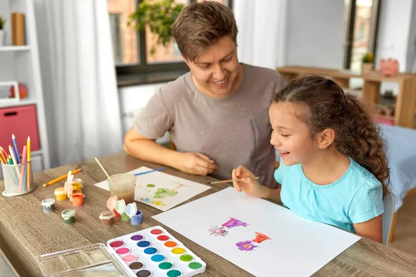 Šťastný otec s malou dceruškou kreslí doma — Stock fotografie