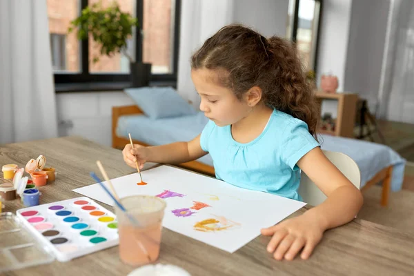 Petite fille avec des couleurs dessin image à la maison — Photo