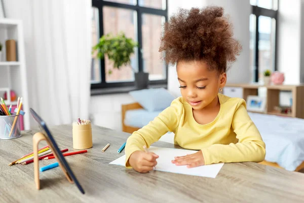 Dessin de petite fille avec crayons à colorier à la maison — Photo