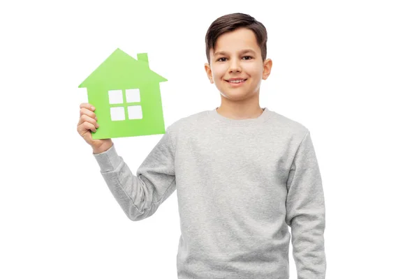 Menino sorrindo segurando ícone casa verde — Fotografia de Stock