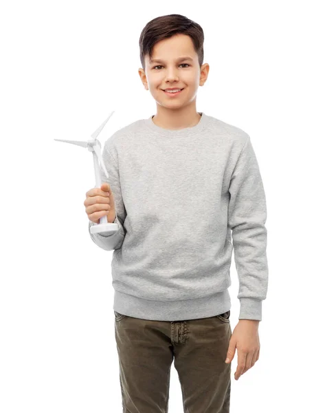 Menino sorridente com turbina eólica de brinquedo — Fotografia de Stock