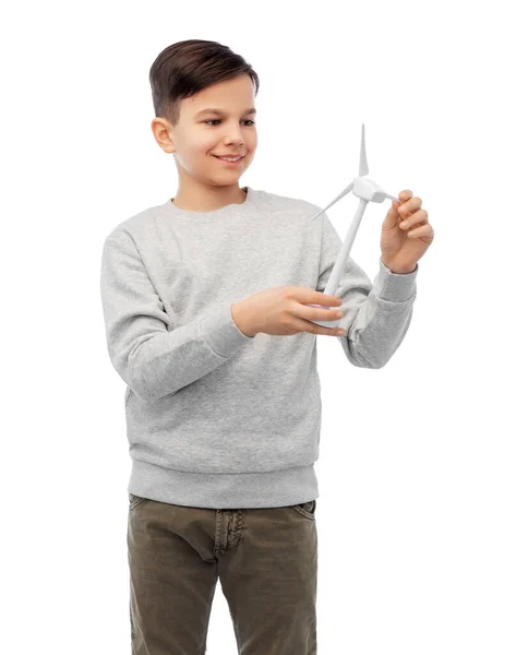 Menino sorridente com turbina eólica de brinquedo — Fotografia de Stock