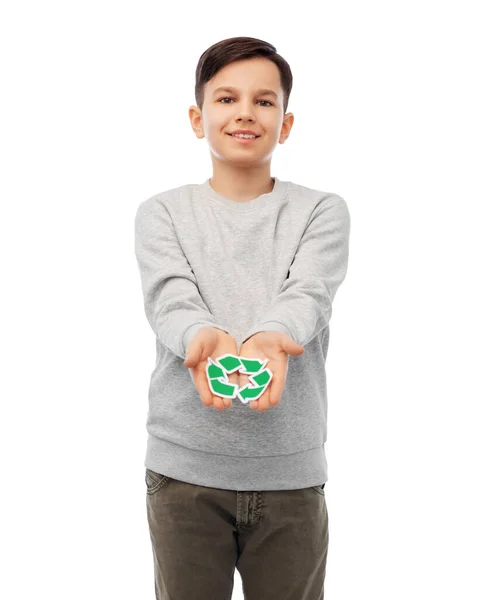 Улыбающийся мальчик держит зеленый знак утилизации — стоковое фото